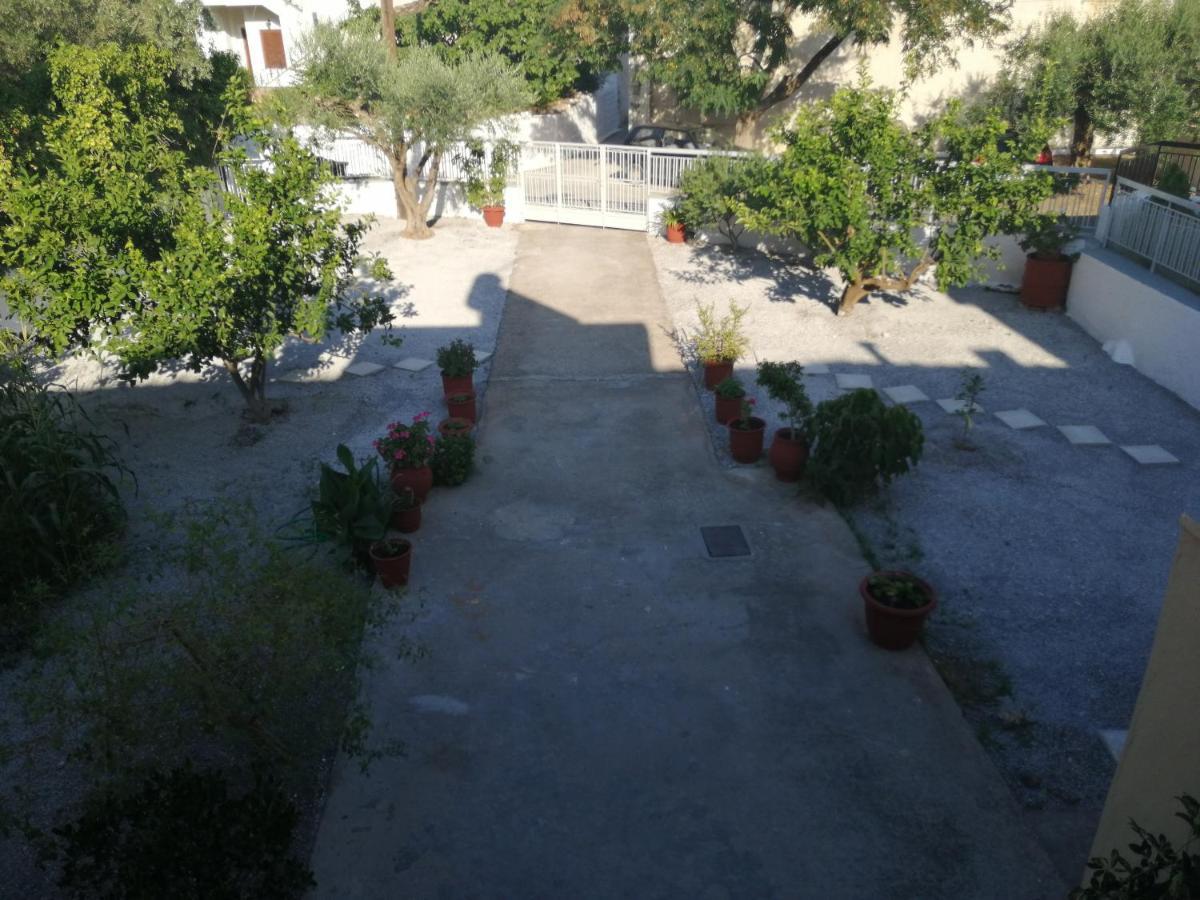 Apartament Sunny Cozy House With Grand Courtyard Leonídion Zewnętrze zdjęcie