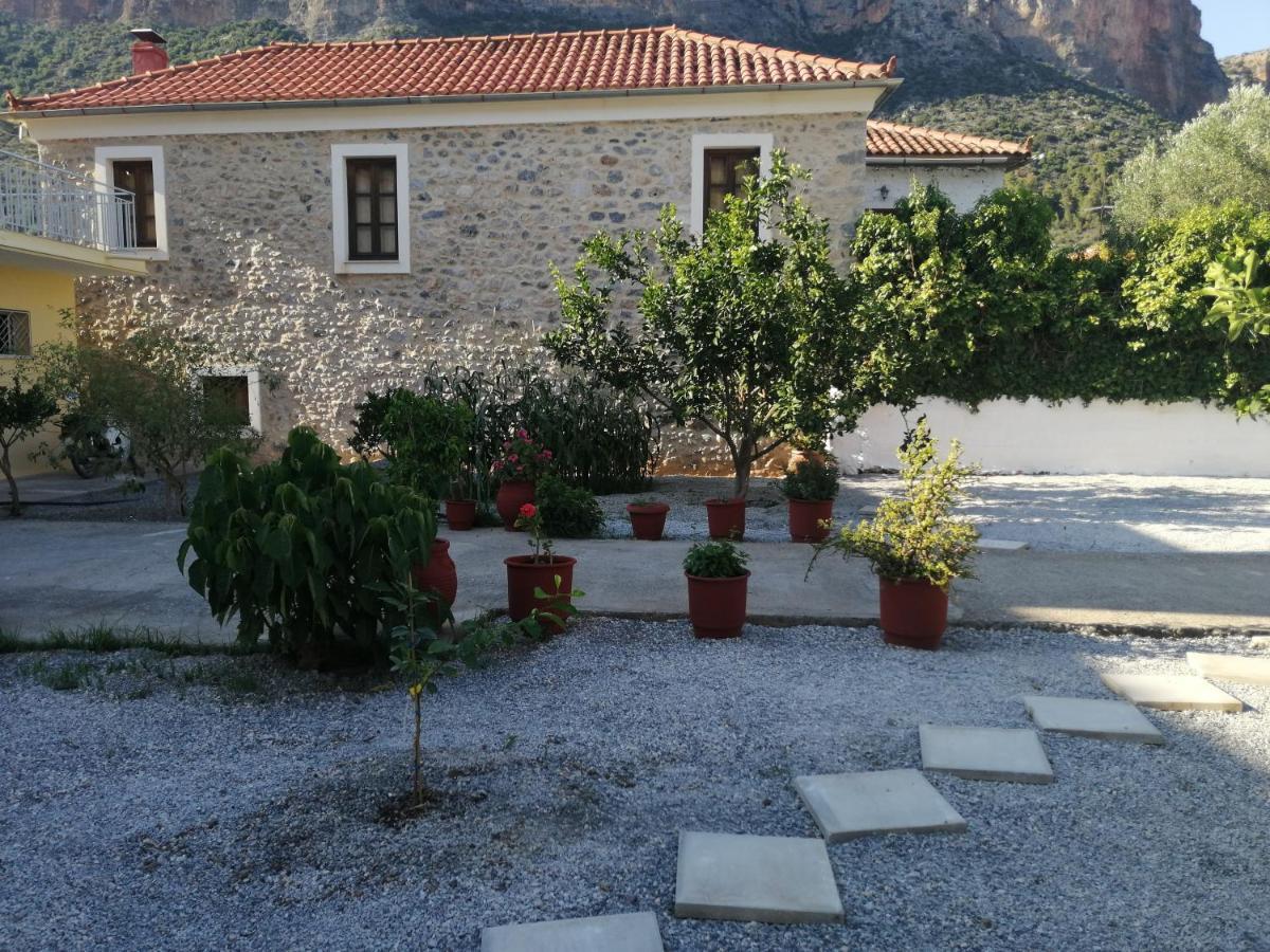 Apartament Sunny Cozy House With Grand Courtyard Leonídion Zewnętrze zdjęcie